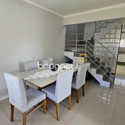Casa com 146m², 4 quartos (sendo 1 suíte), 2 garagens, no bairro Campeche em Florianópolis