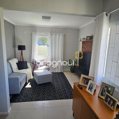 Casa com 146m², 4 quartos (sendo 1 suíte), 2 garagens, no bairro Campeche em Florianópolis