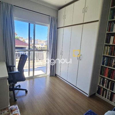 Casa com 146m², 4 quartos (sendo 1 suíte), 2 garagens, no bairro Campeche em Florianópolis