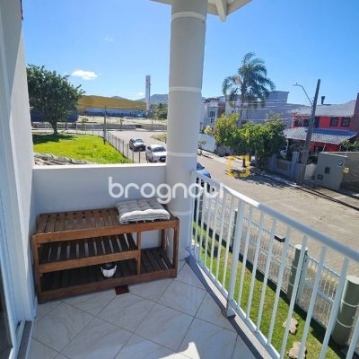 Casa com 146m², 4 quartos (sendo 1 suíte), 2 garagens, no bairro Campeche em Florianópolis