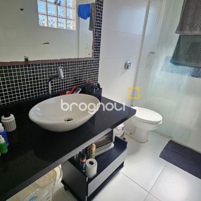 Casa com 146m², 4 quartos (sendo 1 suíte), 2 garagens, no bairro Campeche em Florianópolis