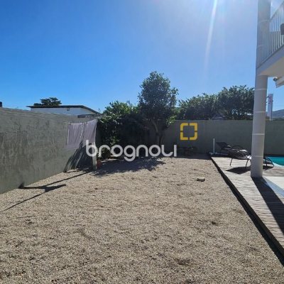 Casa com 146m², 4 quartos (sendo 1 suíte), 2 garagens, no bairro Campeche em Florianópolis
