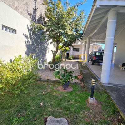 Casa com 146m², 4 quartos (sendo 1 suíte), 2 garagens, no bairro Campeche em Florianópolis