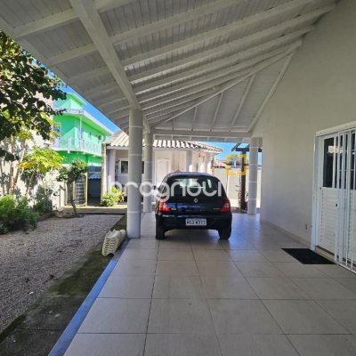 Casa com 146m², 4 quartos (sendo 1 suíte), 2 garagens, no bairro Campeche em Florianópolis