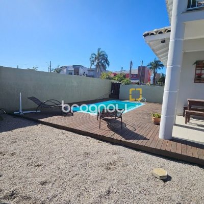 Casa com 146m², 4 quartos (sendo 1 suíte), 2 garagens, no bairro Campeche em Florianópolis