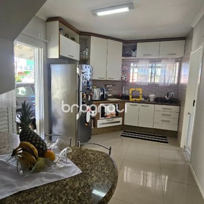 Casa com 146m², 4 quartos (sendo 1 suíte), 2 garagens, no bairro Campeche em Florianópolis