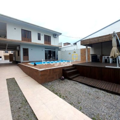 Casa com 300m², 4 quartos (sendo 2 suítes), 3 garagens, no bairro Sertão do Maruim em São José