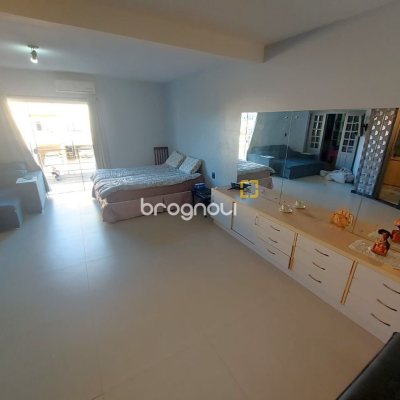 Casa com 300m², 4 quartos (sendo 2 suítes), 3 garagens, no bairro Sertão do Maruim em São José