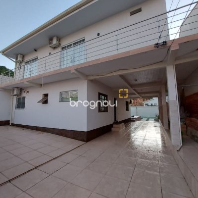 Casa com 300m², 4 quartos (sendo 2 suítes), 3 garagens, no bairro Sertão do Maruim em São José