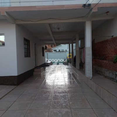 Casa com 300m², 4 quartos (sendo 2 suítes), 3 garagens, no bairro Sertão do Maruim em São José