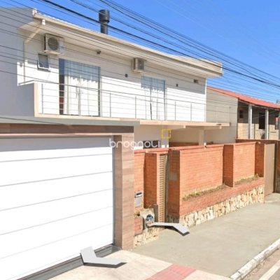 Casa com 300m², 4 quartos (sendo 2 suítes), 3 garagens, no bairro Sertão do Maruim em São José