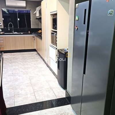 Casa com 300m², 4 quartos (sendo 2 suítes), 3 garagens, no bairro Sertão do Maruim em São José