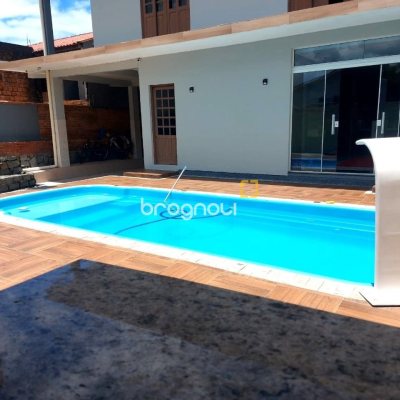 Casa com 300m², 4 quartos (sendo 2 suítes), 3 garagens, no bairro Sertão do Maruim em São José