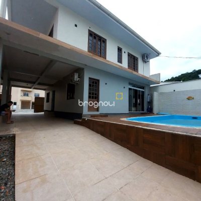 Casa com 300m², 4 quartos (sendo 2 suítes), 3 garagens, no bairro Sertão do Maruim em São José
