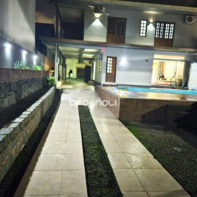 Casa com 300m², 4 quartos (sendo 2 suítes), 3 garagens, no bairro Sertão do Maruim em São José