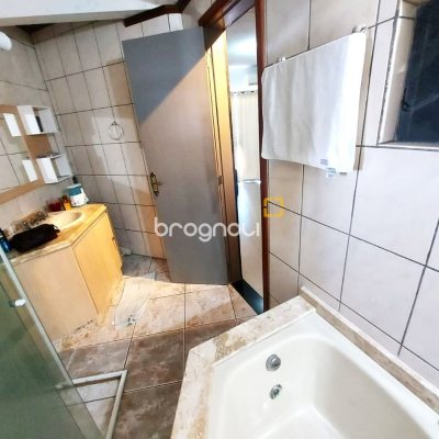 Casa com 300m², 4 quartos (sendo 2 suítes), 3 garagens, no bairro Sertão do Maruim em São José
