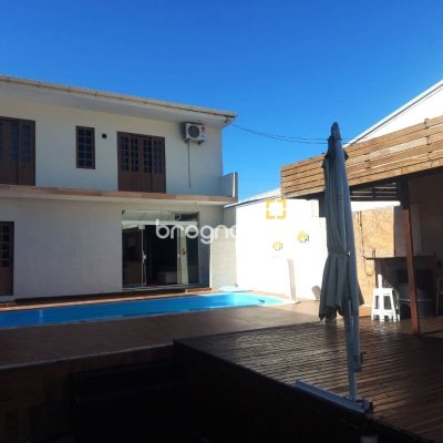Casa com 300m², 4 quartos (sendo 2 suítes), 3 garagens, no bairro Sertão do Maruim em São José