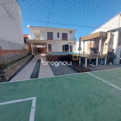 Casa com 300m², 4 quartos (sendo 2 suítes), 3 garagens, no bairro Sertão do Maruim em São José