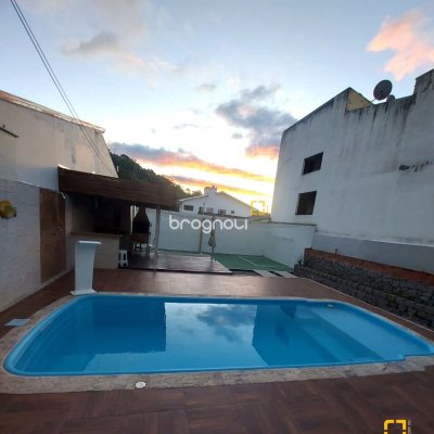 Casa com 300m², 4 quartos (sendo 2 suítes), 3 garagens, no bairro Sertão do Maruim em São José