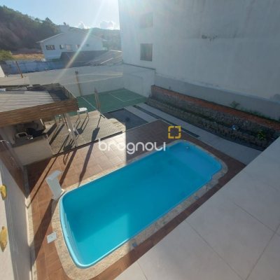 Casa com 300m², 4 quartos (sendo 2 suítes), 3 garagens, no bairro Sertão do Maruim em São José