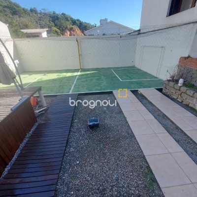 Casa com 300m², 4 quartos (sendo 2 suítes), 3 garagens, no bairro Sertão do Maruim em São José