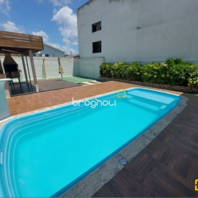 Casa com 300m², 4 quartos (sendo 2 suítes), 3 garagens, no bairro Sertão do Maruim em São José