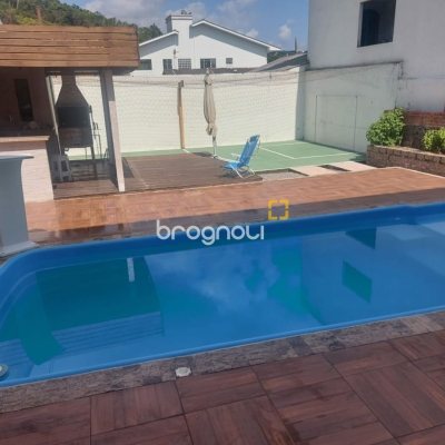 Casa com 300m², 4 quartos (sendo 2 suítes), 3 garagens, no bairro Sertão do Maruim em São José