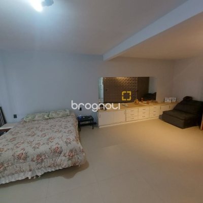 Casa com 300m², 4 quartos (sendo 2 suítes), 3 garagens, no bairro Sertão do Maruim em São José