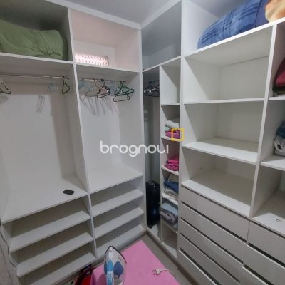 Casa com 300m², 4 quartos (sendo 2 suítes), 3 garagens, no bairro Sertão do Maruim em São José