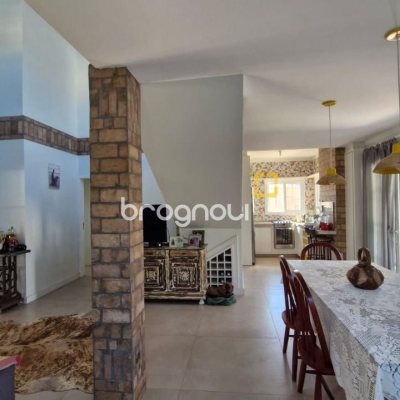 Casa de Condomínio com 172m², 2 quartos (sendo 1 suíte), 3 garagens, no bairro Vargem Grande em Florianópolis