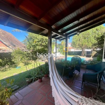 Casa com 392m², 3 quartos (sendo 1 suíte), 4 garagens, no bairro Lagoa da Conceição em Florianópolis