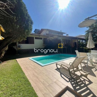 Casa com 392m², 3 quartos (sendo 1 suíte), 4 garagens, no bairro Lagoa da Conceição em Florianópolis