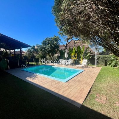 Casa com 392m², 3 quartos (sendo 1 suíte), 4 garagens, no bairro Lagoa da Conceição em Florianópolis