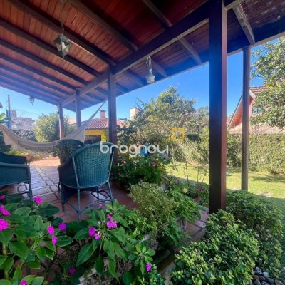 Casa com 392m², 3 quartos (sendo 1 suíte), 4 garagens, no bairro Lagoa da Conceição em Florianópolis
