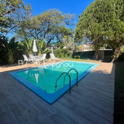 Casa com 392m², 3 quartos (sendo 1 suíte), 4 garagens, no bairro Lagoa da Conceição em Florianópolis
