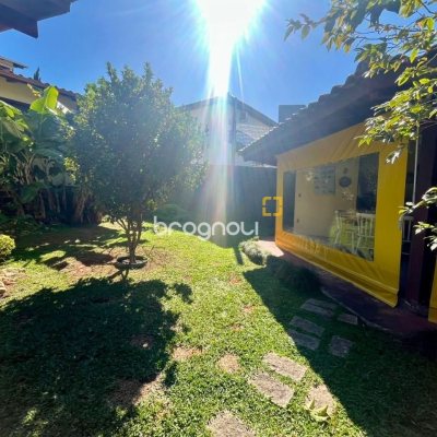 Casa com 392m², 3 quartos (sendo 1 suíte), 4 garagens, no bairro Lagoa da Conceição em Florianópolis