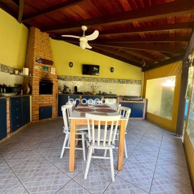 Casa com 392m², 3 quartos (sendo 1 suíte), 4 garagens, no bairro Lagoa da Conceição em Florianópolis