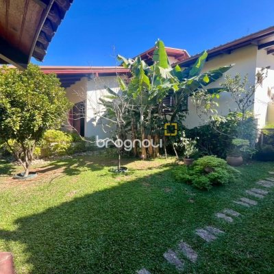 Casa com 392m², 3 quartos (sendo 1 suíte), 4 garagens, no bairro Lagoa da Conceição em Florianópolis
