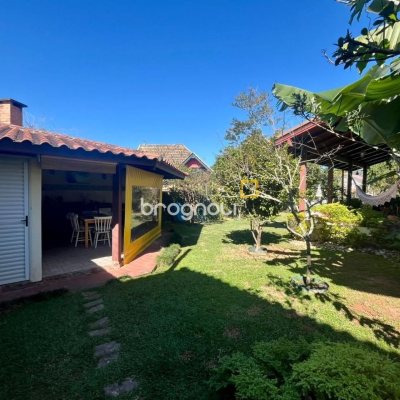 Casa com 392m², 3 quartos (sendo 1 suíte), 4 garagens, no bairro Lagoa da Conceição em Florianópolis