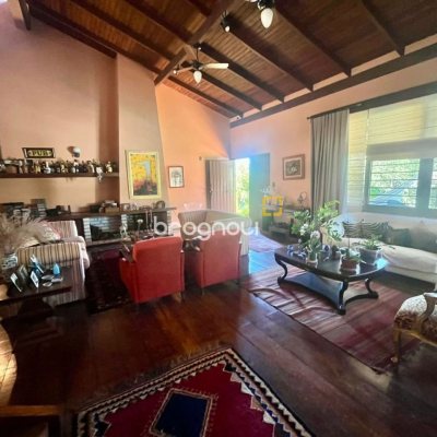 Casa com 392m², 3 quartos (sendo 1 suíte), 4 garagens, no bairro Lagoa da Conceição em Florianópolis
