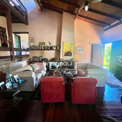 Casa com 392m², 3 quartos (sendo 1 suíte), 4 garagens, no bairro Lagoa da Conceição em Florianópolis