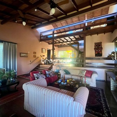 Casa com 392m², 3 quartos (sendo 1 suíte), 4 garagens, no bairro Lagoa da Conceição em Florianópolis