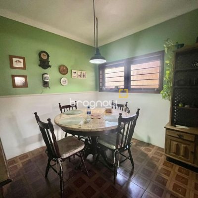 Casa com 392m², 3 quartos (sendo 1 suíte), 4 garagens, no bairro Lagoa da Conceição em Florianópolis