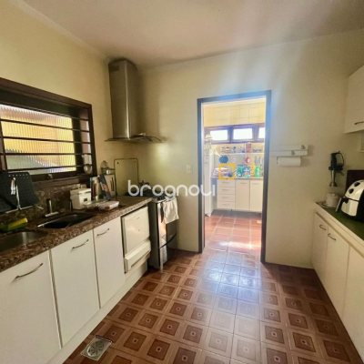 Casa com 392m², 3 quartos (sendo 1 suíte), 4 garagens, no bairro Lagoa da Conceição em Florianópolis