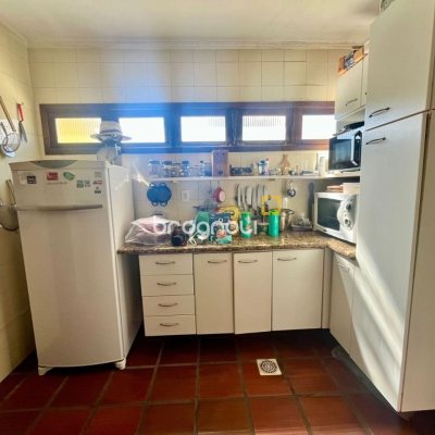 Casa com 392m², 3 quartos (sendo 1 suíte), 4 garagens, no bairro Lagoa da Conceição em Florianópolis