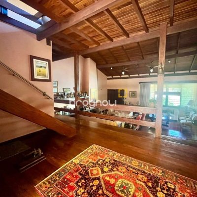 Casa com 392m², 3 quartos (sendo 1 suíte), 4 garagens, no bairro Lagoa da Conceição em Florianópolis