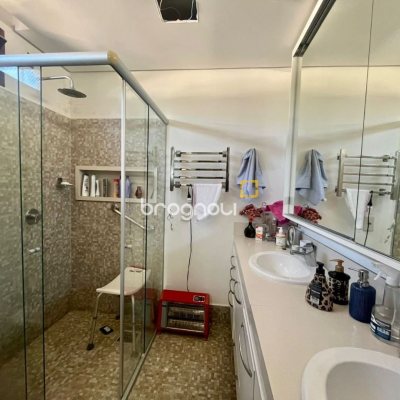 Casa com 392m², 3 quartos (sendo 1 suíte), 4 garagens, no bairro Lagoa da Conceição em Florianópolis