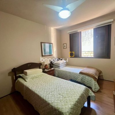 Casa com 392m², 3 quartos (sendo 1 suíte), 4 garagens, no bairro Lagoa da Conceição em Florianópolis