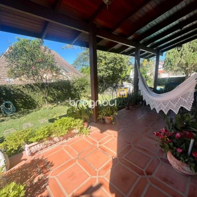 Casa com 392m², 3 quartos (sendo 1 suíte), 4 garagens, no bairro Lagoa da Conceição em Florianópolis