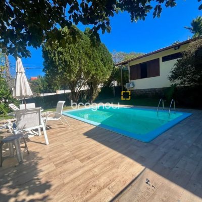 Casa com 392m², 3 quartos (sendo 1 suíte), 4 garagens, no bairro Lagoa da Conceição em Florianópolis